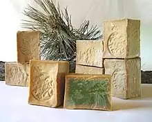 cosmetique bio gamme de savon alep traditionnel sans glycerine du 5 a 55 % huile de baies de laurier savon en cube coupe en deux couleur bien vert au milieu