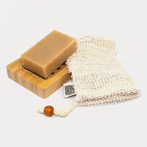 gant en fibre de sisal naturel avec un savon pose sur le cote le tout sur fond blanc