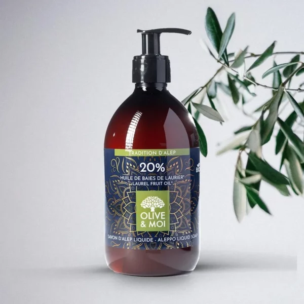 cosmetique bio savon alep liquide a 20% huile de baies de laurier bio en bouteille a la pompe de 500ml branche olivier en fond etiquette fonce luxe pour peau normal a seche