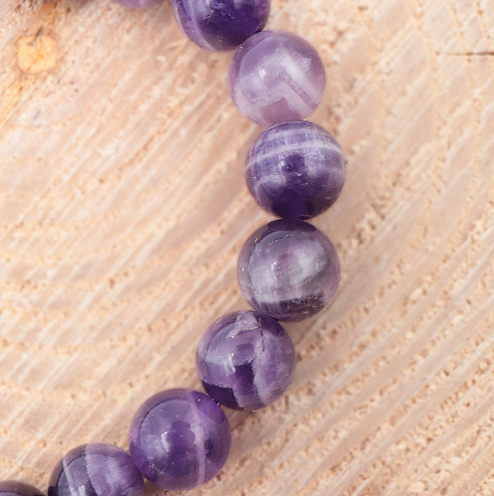 perle améthyste rubanée qualité AA 08MM vue de près. Pierre naturelle avec bande blanche bien dessiné