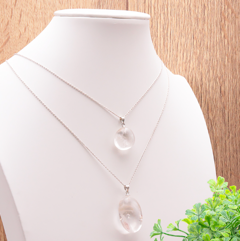 pendentif cristal de roche pierre naturelle du Brésil avec une belle transparence et légère inclusion