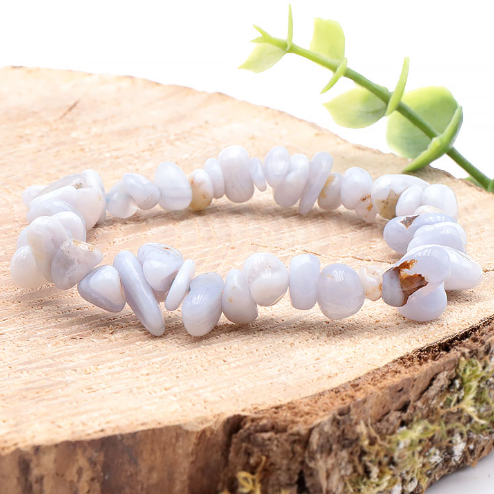 bracelet calcédoine baroque qualité A pierre naturelle bleu clair avec une légère transparence et petite inclusion