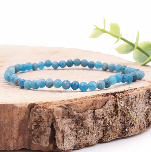 apatite facetté 04mm taillé en facette pour un éclat stupéfiant pierre naturelle bleu avec belle transparence sans imperfection propre a une qualité AA très pure