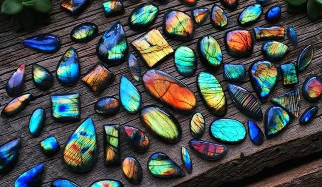 🌈 La Labradorite : La Pierre aux Mille Reflets ✨