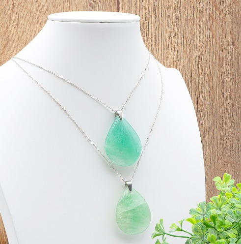 pendentif fluorine verte pierre naturelle polie en forme de goutte de couleur verte avec une belle transparence