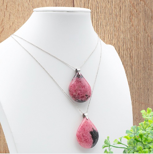 pendentif rhodonite pierre naturelle qualité A+ de Madagascar. Pierre rose avec inclusion de roche mère noire