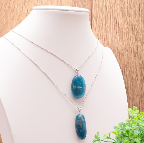pendentif apatite qualité AA pierre naturelle d'un bleu intense avec très peu d'inclusion.