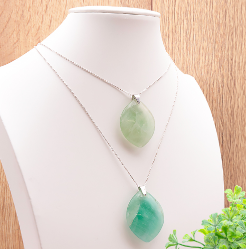 pendentif fluorine verte pierre naturelle polie en forme libre de couleur verte avec une belle transparence