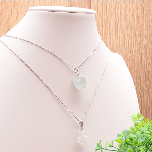 pendentif topaze bleu pierre naturelle bleu claire avec une très belle transparence