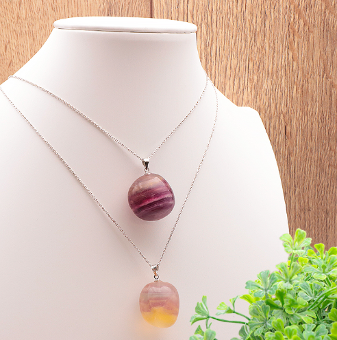 pendentif fluorine jaune et violette qualité A+ élevée en pierre roulée avec une belle transparence