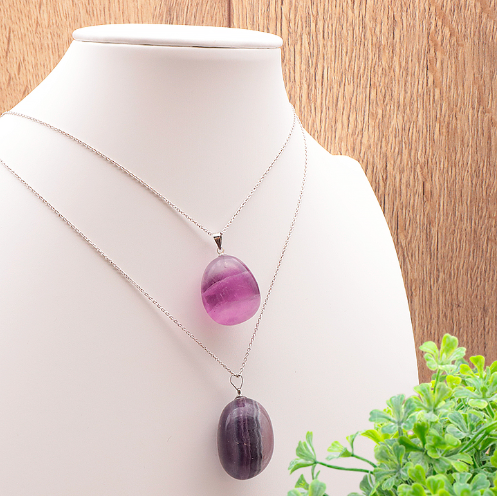 pendentif fluorine violette qualité A+ élevée en pierre roulée avec une belle transparence