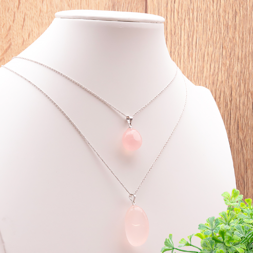pendentif quartz rose du Brésil pierre naturelle rose avec une légère transparence