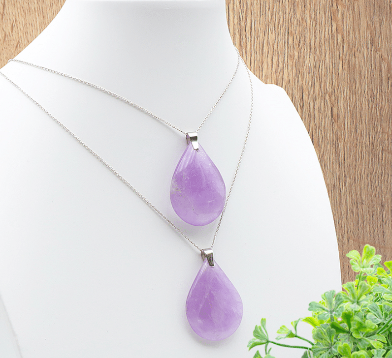 pendentif améthyste qualité AA pierre naturelle plate et polie violette avec une très belle transparence