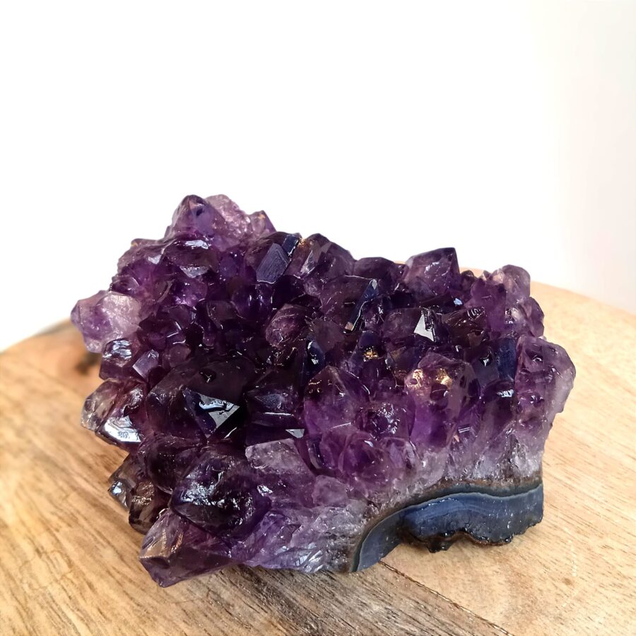 morceau géode améthyste 155g plate au violet intense et aux cristaux bien formés d'une qualité AA très élevée en provenance d'Uruguay