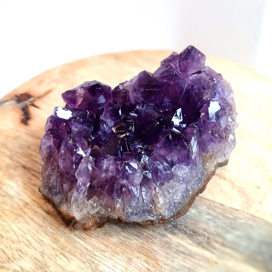 morceau géode améthyste 145g plate au violet intense et aux cristaux bien formés d'une qualité AA très élevée en provenance d'Uruguay