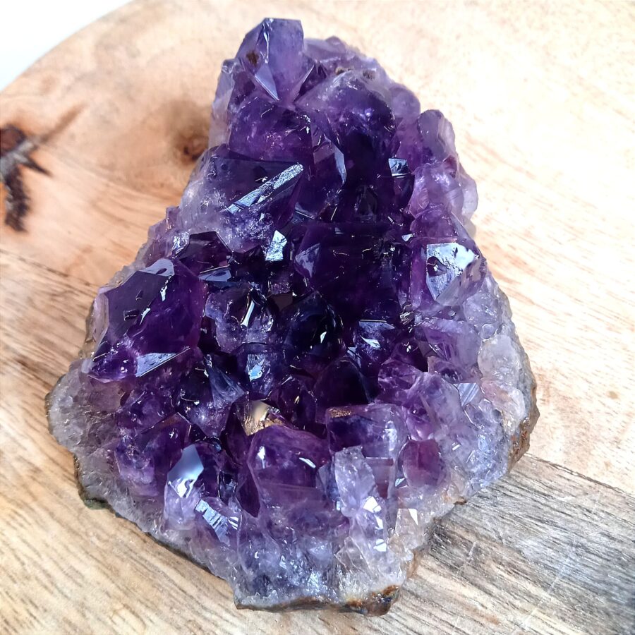 morceau géode améthyste 145g plate au violet intense et aux cristaux bien formés d'une qualité AA très élevée en provenance d'Uruguay