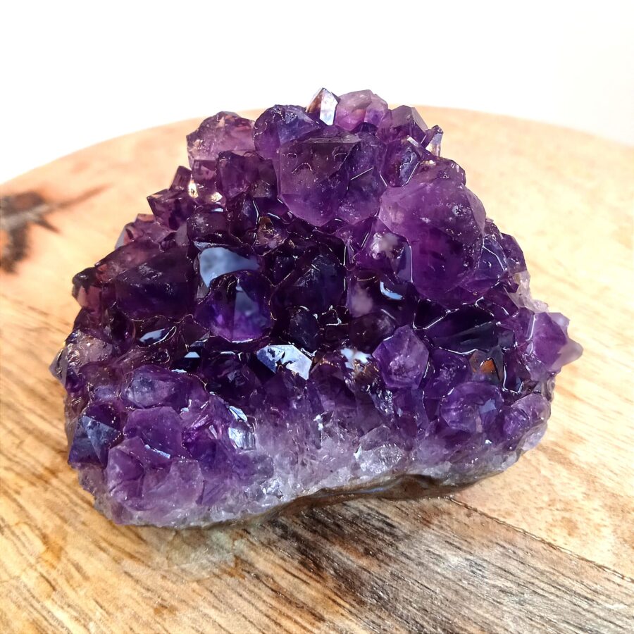 morceau géode améthyste 73g plate au violet intense et aux cristaux bien formés d'une qualité AA très élevée en provenance d'Uruguay