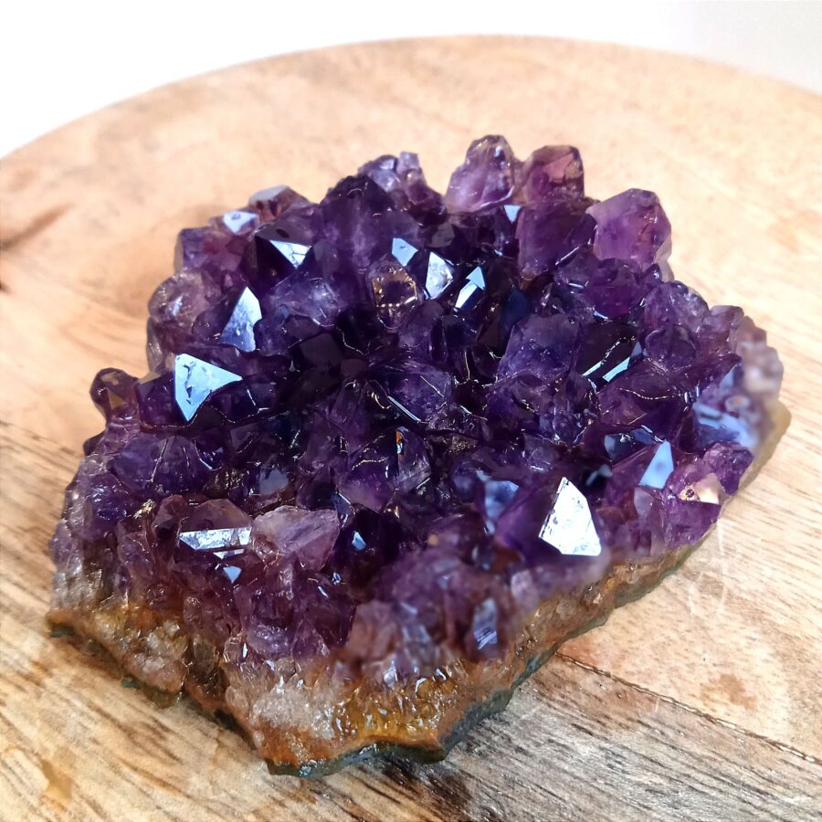 morceau géode améthyste 79g plate au violet intense et aux cristaux bien formés d'une qualité AA très élevée en provenance d'Uruguay