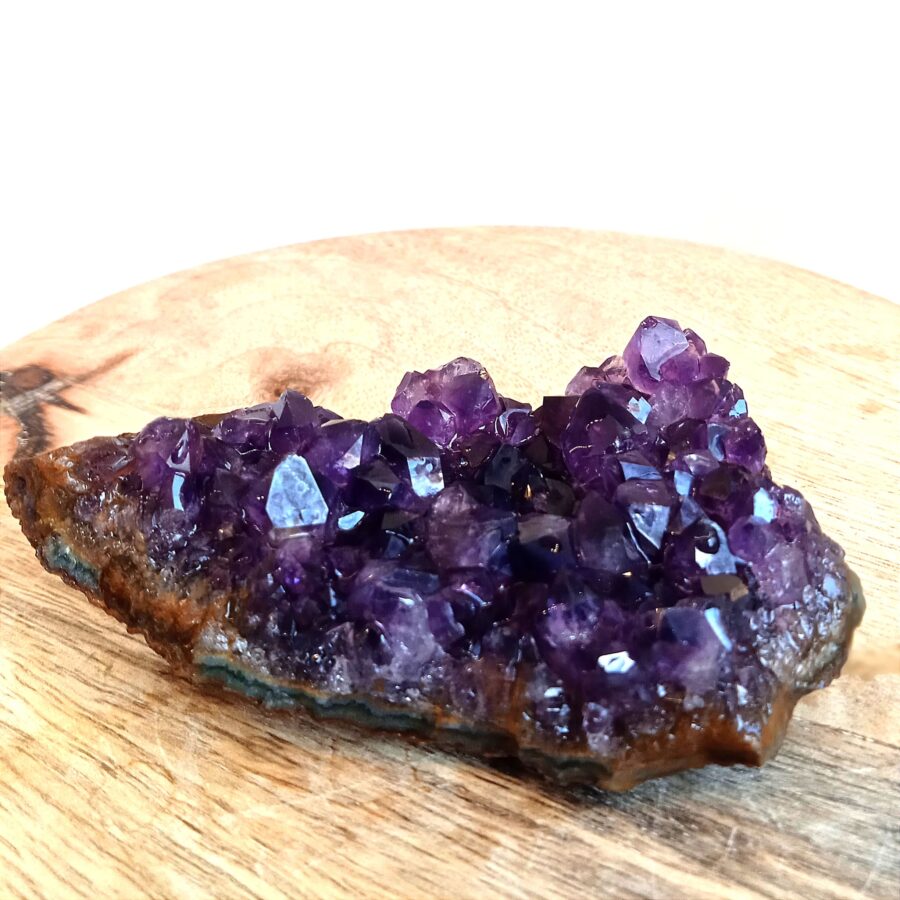 morceau géode améthyste 74g plate au violet intense et aux cristaux bien formés d'une qualité AA très élevée en provenance d'Uruguay