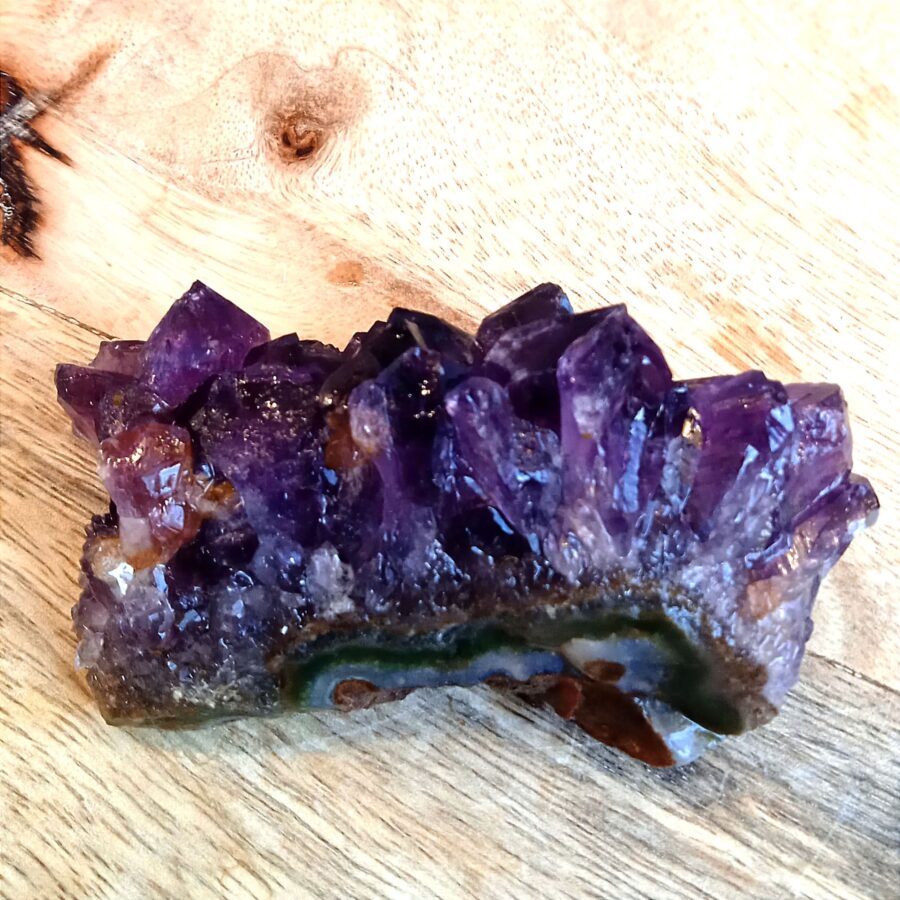 morceau géode améthyste 90g plate au violet intense et aux cristaux bien formés d'une qualité AA très élevée en provenance d'Uruguay