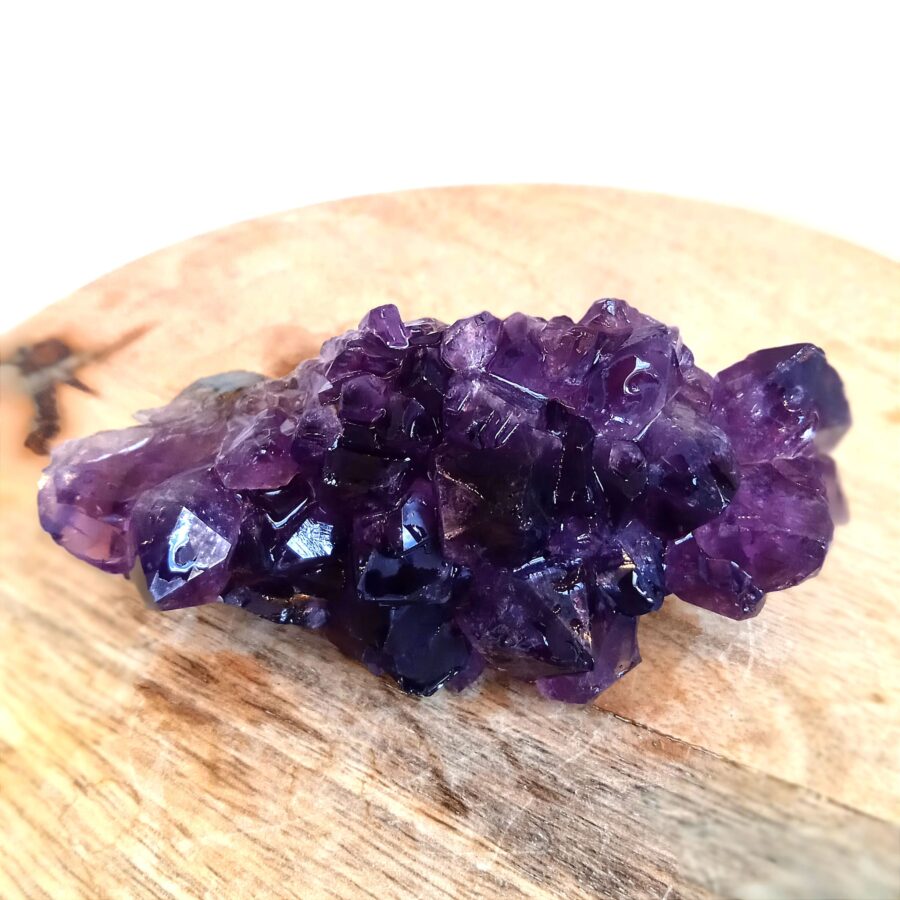 morceau géode améthyste 90g plate au violet intense et aux cristaux bien formés d'une qualité AA très élevée en provenance d'Uruguay