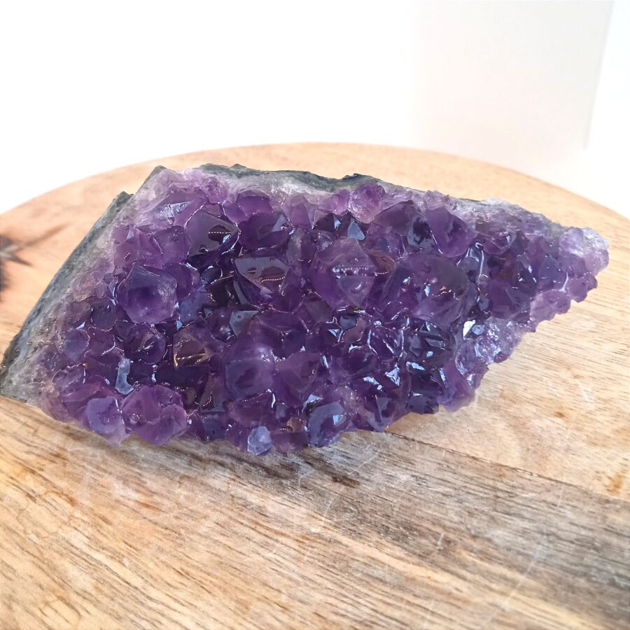 morceau géode améthyste 87g plate au violet intense et aux cristaux bien formés d'une qualité AA très élevée en provenance d'Uruguay