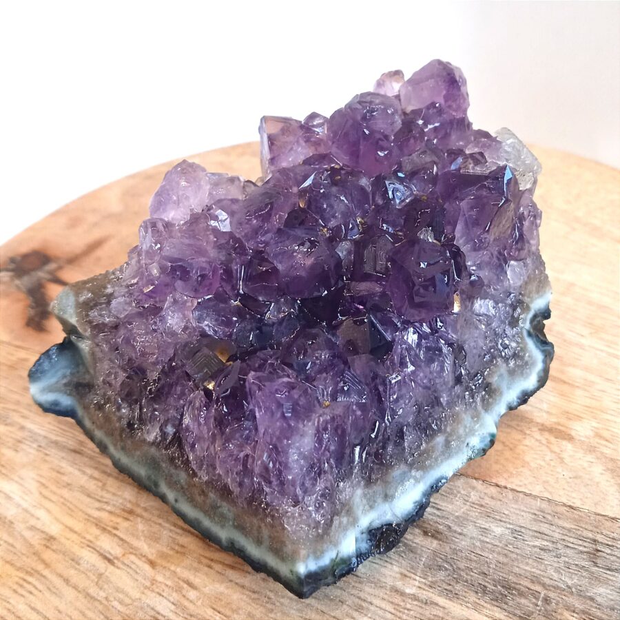 morceau géode améthyste 130g plate au violet intense et aux cristaux bien formés d'une qualité AA très élevée en provenance d'Uruguay