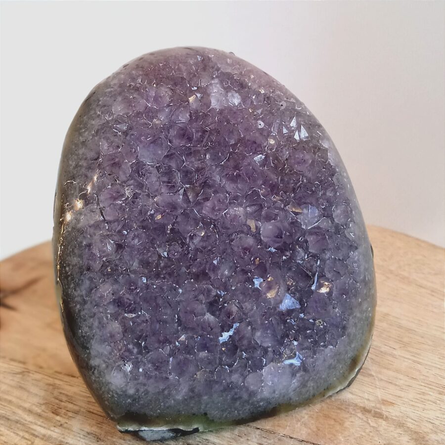 géode Uruguay qualité AB de 232g cristaux en formation violet clair