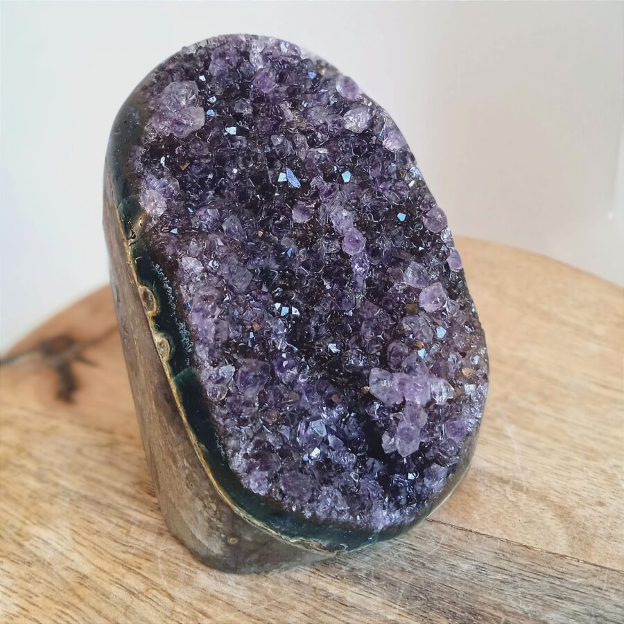 géode Uruguay qualité AA de 255g cristaux violet intense