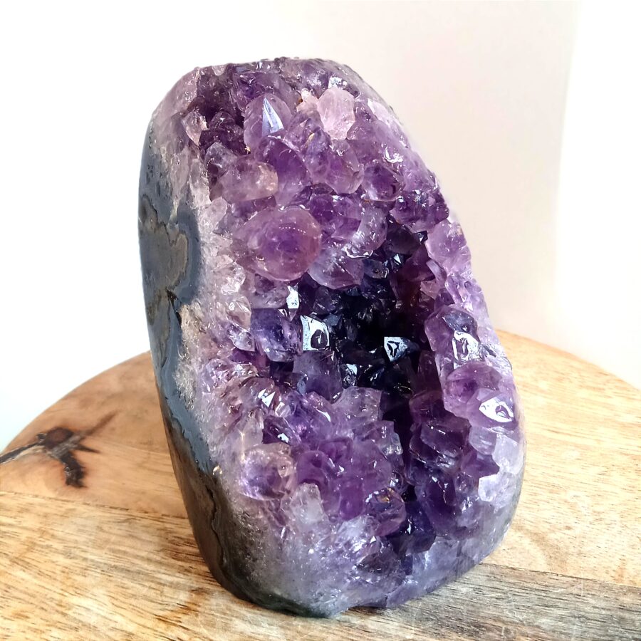 géode Uruguay qualité AA de 480g cristaux violet bien formé avec cavité