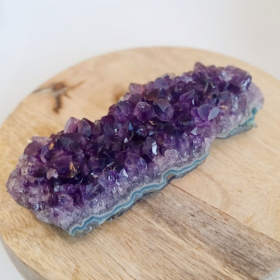 morceau géode améthyste 175g plate au violet intense et aux cristaux bien formés d'une qualité AA très élevée en provenance d'Uruguay