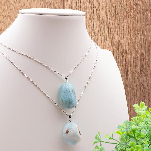 pendentif larimar pierre naturelle qualité A couleur bleu ciel nuancé de blanc avec quelque inclusion propre à une qualité A