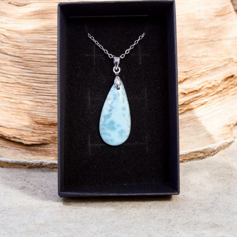 pendentif larimar pierre naturelle qualité A couleur bleu ciel nuancé de blanc avec quelque inclusion propre à une qualité A