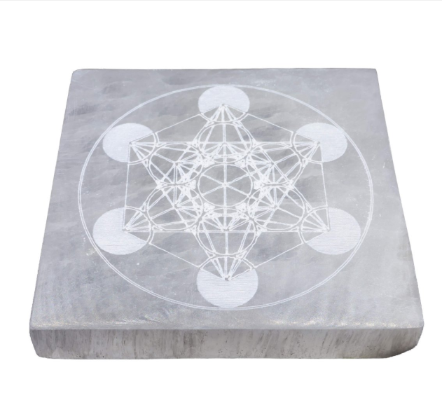 plaque sélénite métatron pierre naturelle blanche avec légère transparence forme carré de 10cm