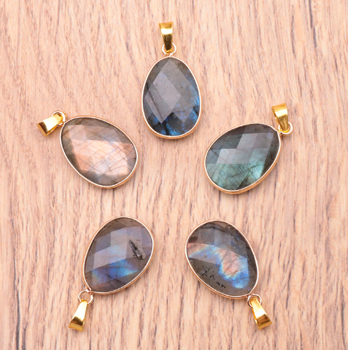 pendentif labradorite Madagascar pierre naturelle avec jolie reflet arc en ciel