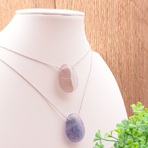 pendentif pierre fluorine multicolore claire pierre naturelle avec belle transparence sans résidus très pure