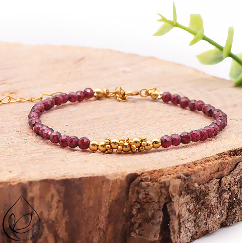 Bracelet en grenat rhodolite d’Éthiopie présenté sur une plaque en bois, perles rouges de 3 mm, acier inoxydable doré, taille ajustable 16 à 21 cm, bijou artisanal raffiné et chaleureux