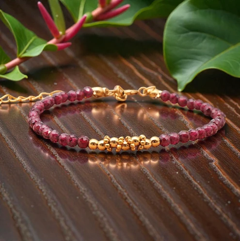 Bracelet en grenat rhodolite d’Éthiopie présenté sur une plaque en bois, perles rouges de 3 mm, acier inoxydable doré, taille ajustable 16 à 21 cm, bijou artisanal raffiné et chaleureux