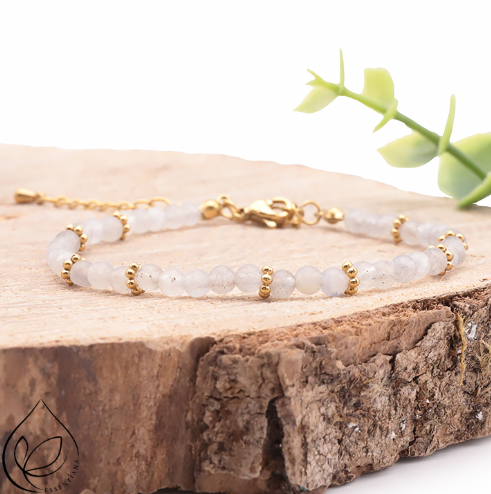 Bracelet en labradorite naturelle de Madagascar présenté sur une plaque en bois, perles de 3 mm, acier inoxydable doré, taille ajustable 16 à 21 cm, reflets lumineux, bijou fait main et raffiné.