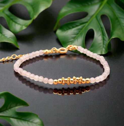 Bracelet en labradorite naturelle de Madagascar présenté sur une plaque en bois, perles de 3 mm, acier inoxydable doré, taille ajustable 16 à 21 cm, reflets lumineux, bijou fait main et raffiné.