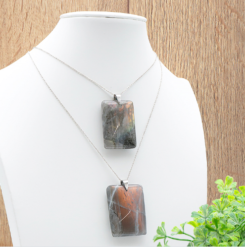 PENDENTIF LABRADORITE VIOLETTE AA+ PIERRE PLATE CARRÉ