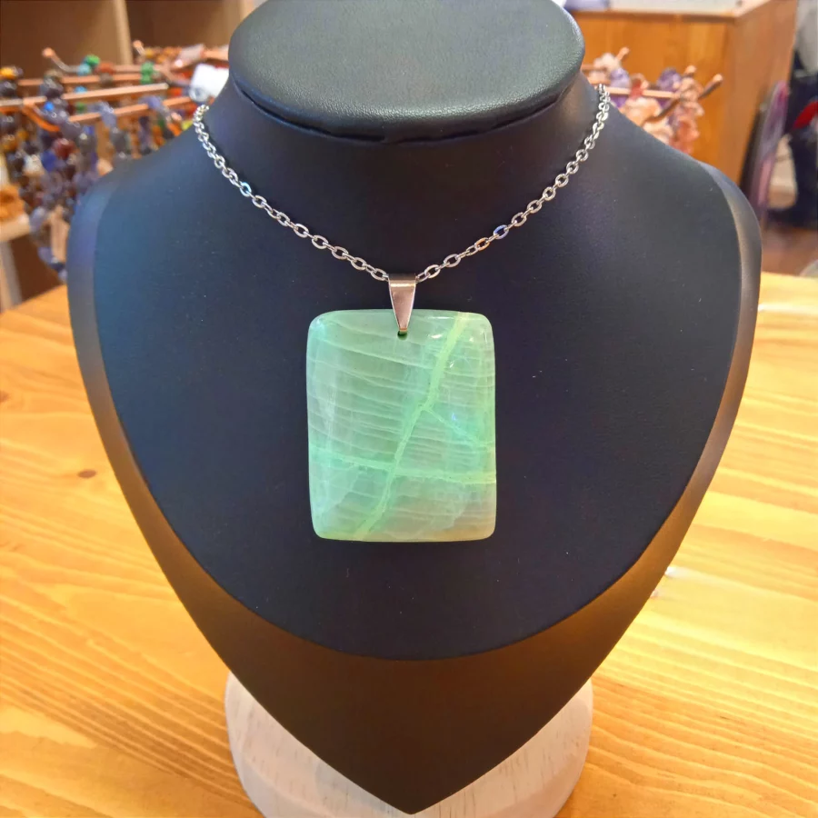 pendentif pierre naturelle en garniérite de couleur vert émeraude forme rectangle 40mm qualité AA très élevée donc très pure