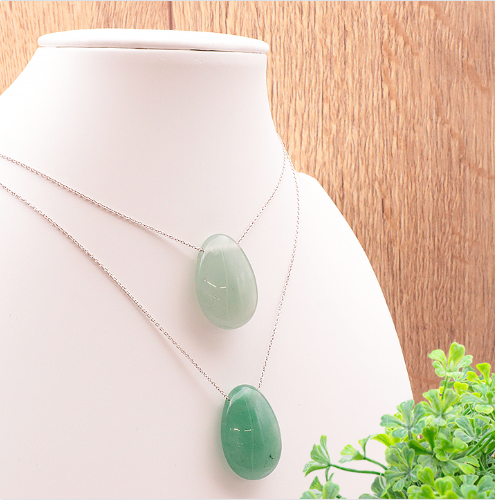 pendentif aventurine verte pierre naturelle forme de goutte avec un joli vert émeraude