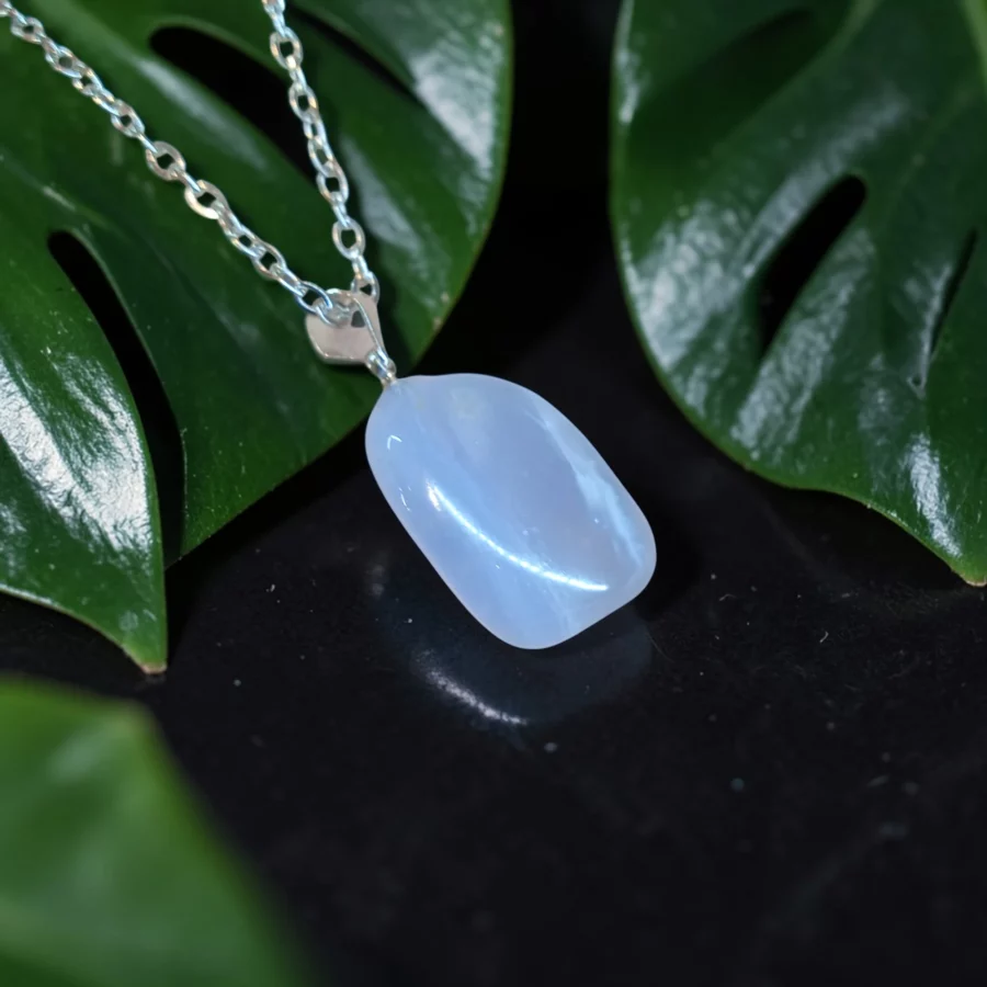 pendentif calcédoine pierre naturelle bleue claire avec légère transparence