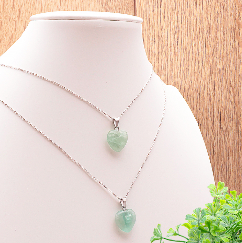 pendentif cœur fluorine verte pierre naturelle avec une belle transparence