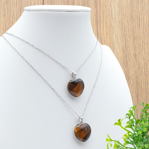 pendentif cœur œil de tigre pierre naturelle au reflet dorée