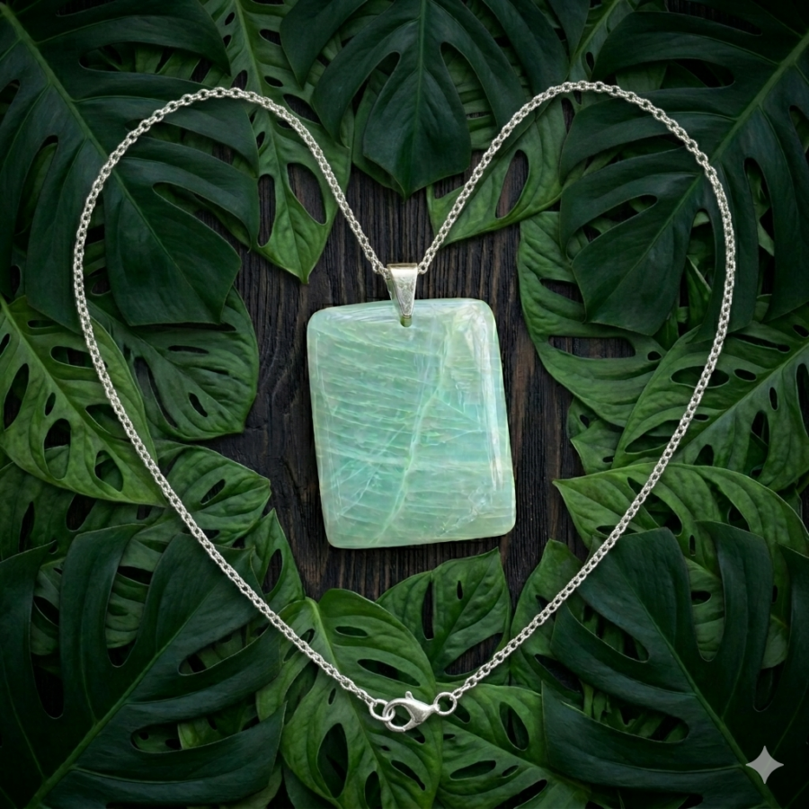 pendentif pierre naturelle en garniérite de couleur vert émeraude forme rectangle 40mm qualité AA très élevée donc très pure