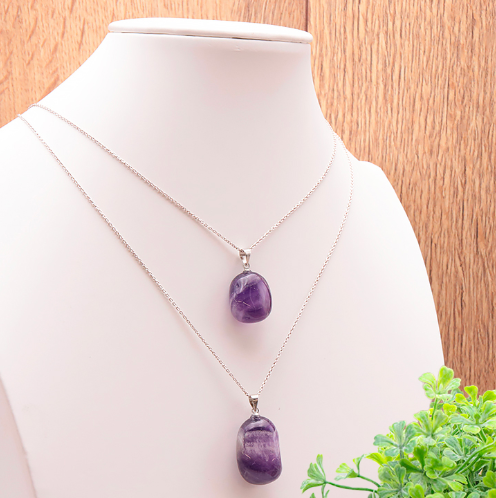 pendentif pierre roulée améthyste pierre naturelle violette forme de boule irrégulière
