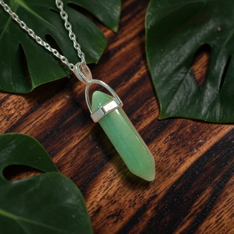 pendentif pointe aventurine verte sertie avec un fil argenté