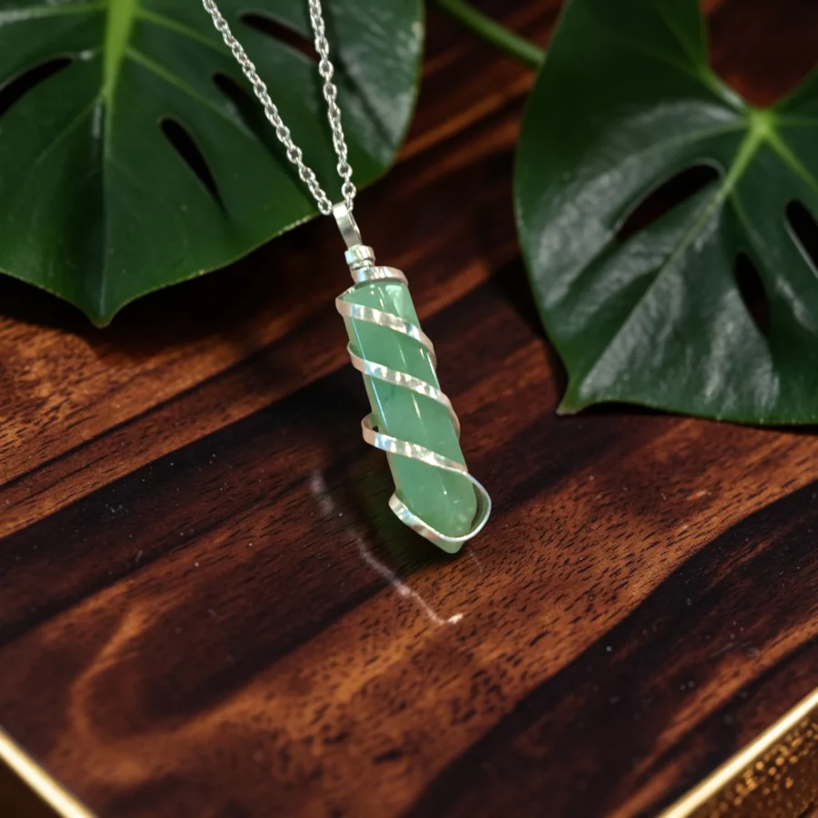 pendentif pointe aventurine verte sertie avec un fil argenté